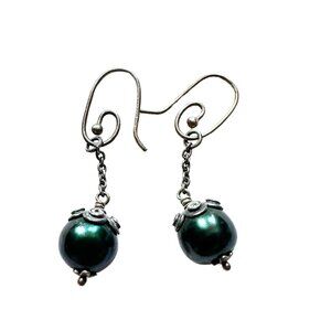 Vintage Allure: Iridescent Pearl Drop Earrings